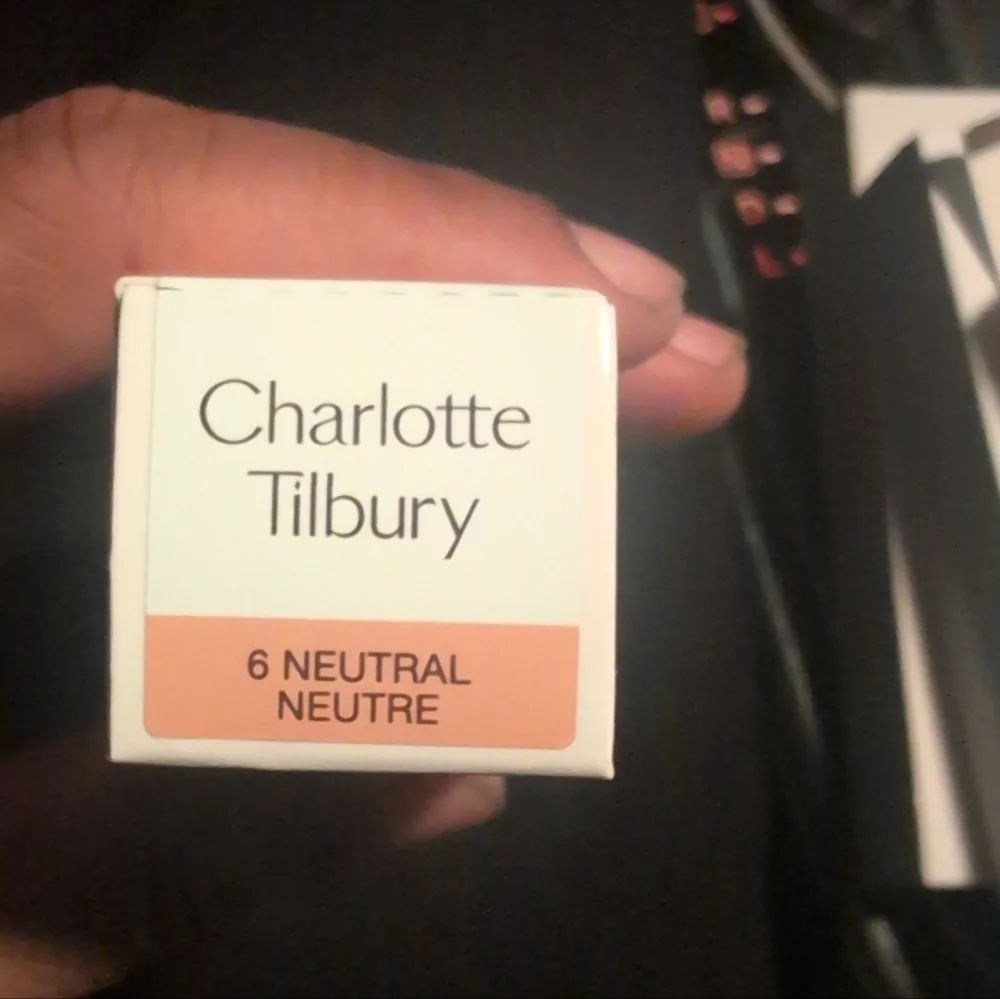 Charlotte Tilbury Beautiful Skin Foundation - 6 Neutral